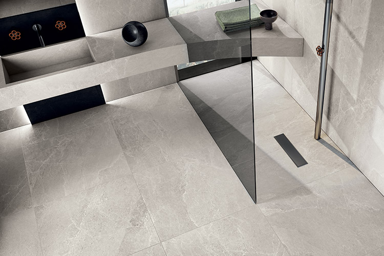 Piastrelle e pavimenti per bagno, rivestimenti effetto legno, marmo e cemento per uno stile unico e resistente