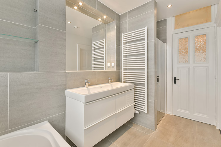 Termoarredi e scaldasalviette moderni per bagno caldo e accogliente