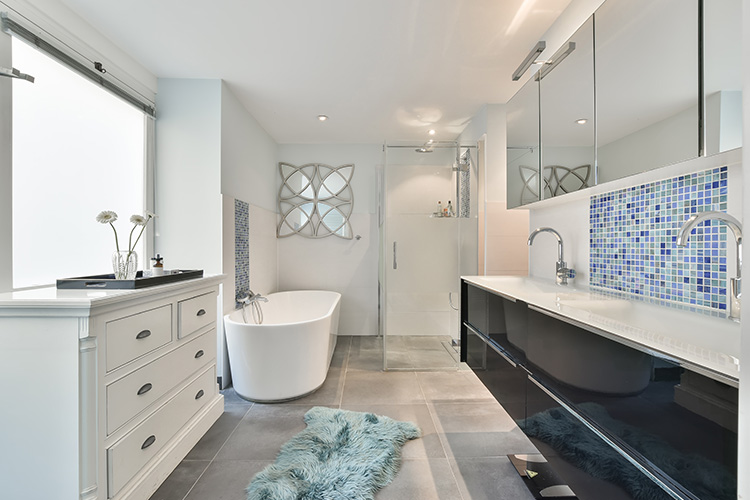 Scopri cosa incide sui costi per ristrutturare un bagno a Verona. Con sopralluogo, consulenza e render gratuiti, Eleganza Casa ti guida in ogni fase.