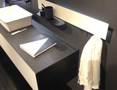 arredo bagno con dettagli in alluminio