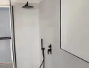bagno moderno con profili neri e accessori coordinati